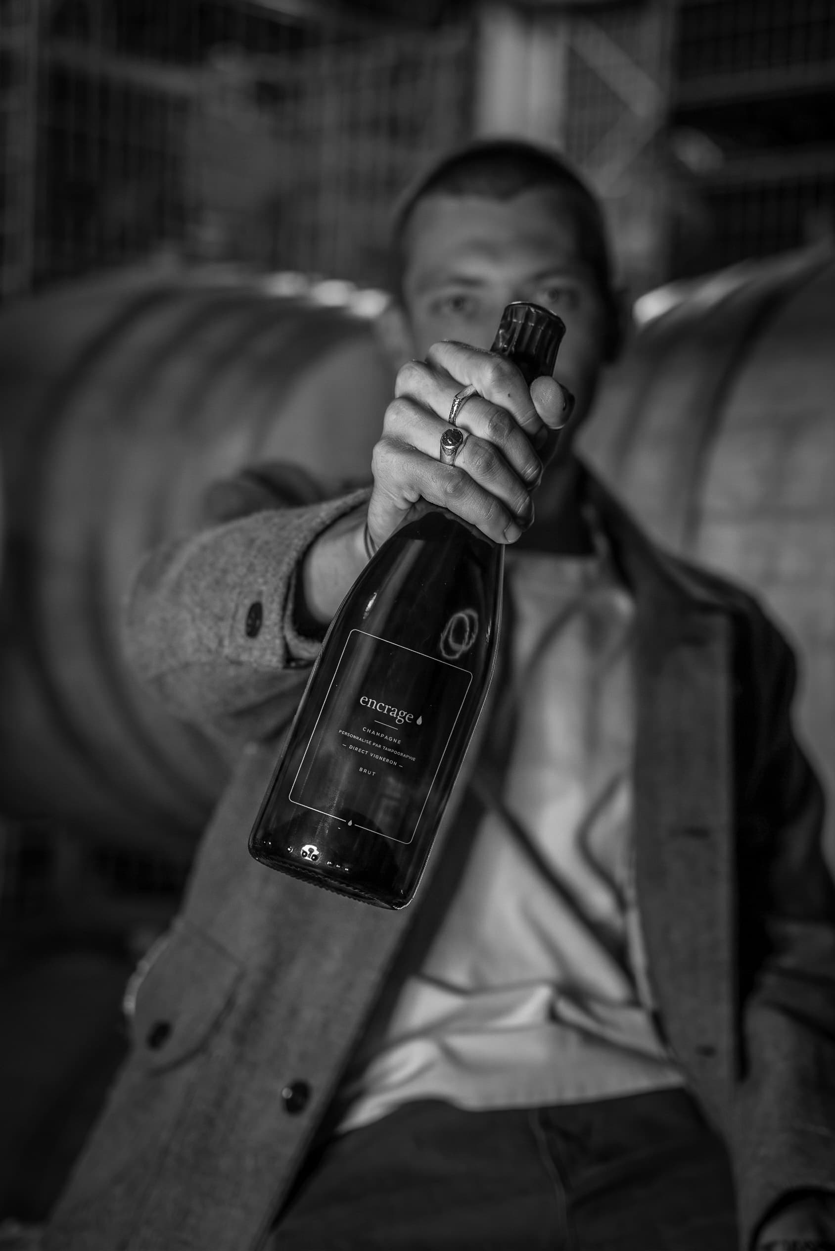 Le vigneron présente une bouteille Encrage, en cave
